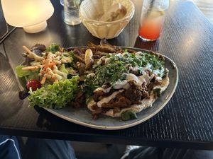 Schawarma mit Humus  at Life Deli in Frankfurt