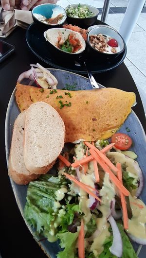 Frühstück um vier 🌺 at Life Deli in Frankfurt