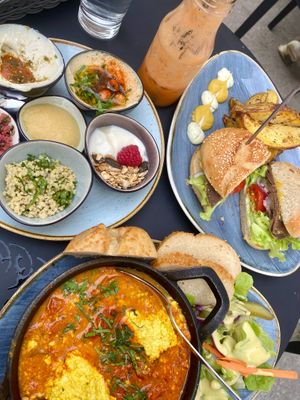 Tofu shakshuka, roast beef sandwich, breakfast platter with small plates at Life Deli in Frankfurt