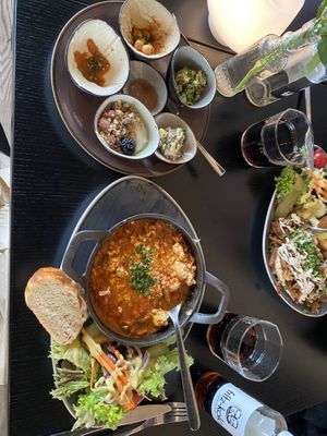 Frühstück. Sehr lecker und das ist wie Frühstück und Mittag zusammen. Tofu und Tomaten   at Life Deli in Frankfurt