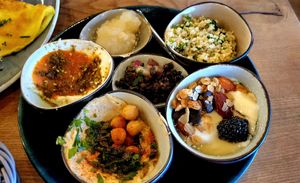 Israelische Frühstück mit Omelette at Life Deli in Frankfurt