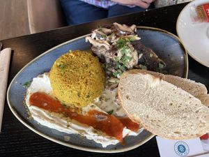 Roast Beef mit Shitake-Rahmsoße, Quinoa, Labaneh und Challah Brot  at Life Deli in Frankfurt