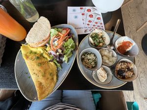 Frühstück mit Omelette  at Life Deli in Frankfurt
