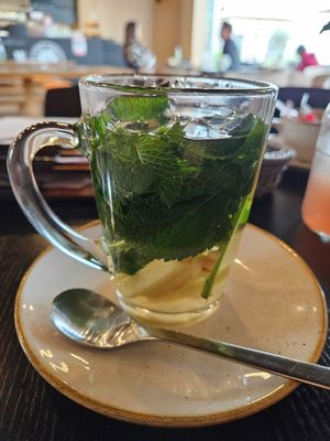 Frischer Minz Ingwer Tee at Life Deli in Frankfurt