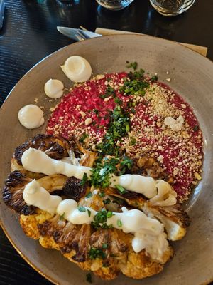 Blumenkohlsteak mit Rote Bete Risotto at Life Deli in Frankfurt