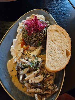 Beef Filet mit frischen Shiitake, Linsen auf Labaneh und Challa Brot at Life Deli in Frankfurt