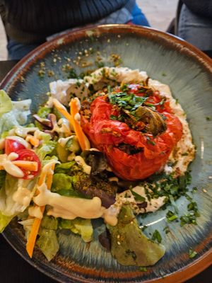 Gefüllte Paprika mit Beyond Meat & Salat at Life Deli in Frankfurt