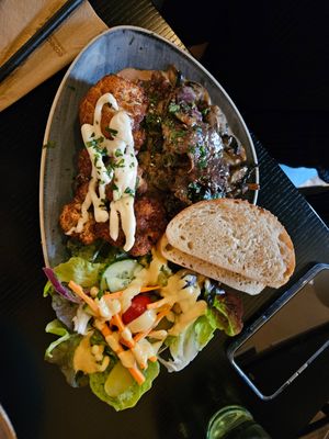 Beef scallopini in Pilzrahmsoße mit Salat at Life Deli in Frankfurt