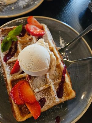 Waffel mit Haselnuss-Eis at Life Deli in Frankfurt