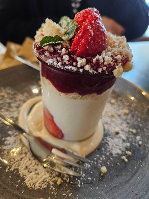 Erdbeer crumble at Life Deli in Frankfurt