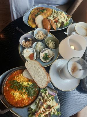 Shakshuka and omelette at Life Deli in Frankfurt