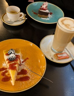 Es gibt eine große Auswahl an Nachspeisen, von Kuchen über Crumble und Waffeln. at Life Deli in Frankfurt