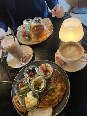 Brunch mit Egg drop und Omelette   at Life Deli in Frankfurt