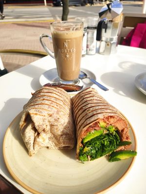 Wrap vegano de jackfruit y chai latte con leche de soja #Veganuary at Nostro Cafe Costa in Javea