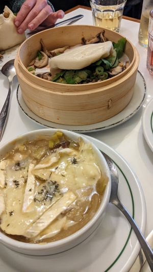 Soupe à l'oignon et Baos at Outra Espécie  in Porto