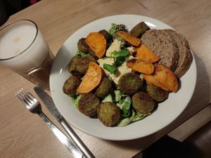 Veganer Falafel Salat 🥗🧆 at Dean & David - Klosterstraße in Chemnitz