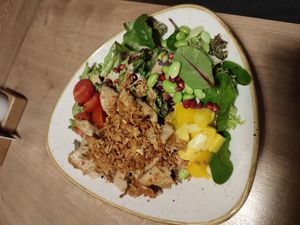 Vegane Bowl mit platet Chicken und Mango 🥗🥭 at Dean & David - Klosterstraße in Chemnitz