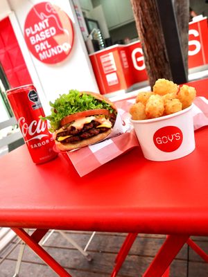Ven y disfruta de una comida deliciosa! 😍🍔🥤 at Goy's Plant-Based Burgers - Napoles in Mexico City