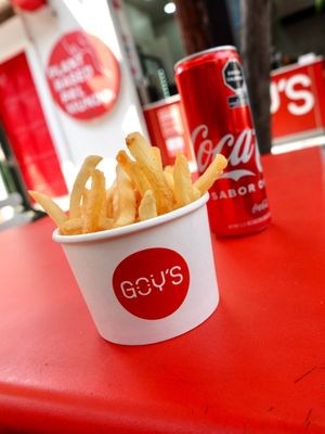 La felicidad en una foto: papas francesas y refresco. 🍟🥤 at Goy's Plant-Based Burgers - Napoles in Mexico City
