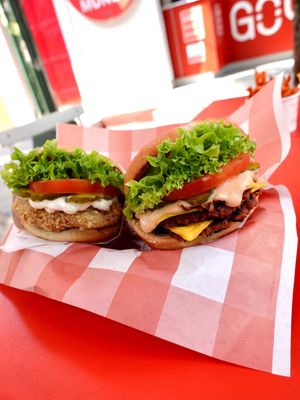 ¿Listo para una competencia de hamburguesas con tus amigos? Pide la Poyo y la Goy, y veamos cuál es la favorita del grupo. 🍔👀
 at Goy's Plant-Based Burgers - Napoles in Mexico City