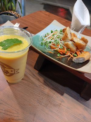 Spring rolls and mango smoothie at Penne in Koh Samui