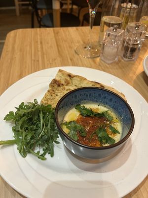 Hummus and flatbread starter  at Geshmak in Caerphilly