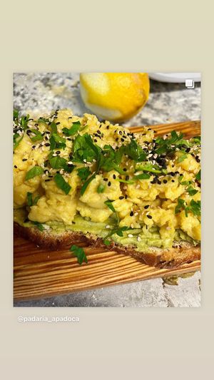 Avocado and vegan egg at A Padoca in Porto