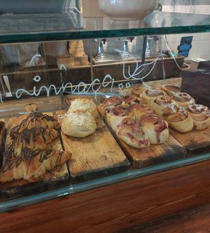 cinnamon rolls at A Padoca in Porto