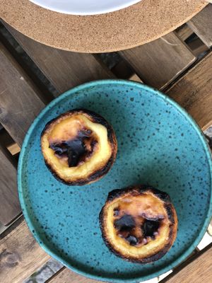 Uma delícia!! comi acabadinha de sair do forno e trouxe para casa. Dois dias depois e estava ainda delicioso! Durar dois dias, foi uma luta! Hehe  at A Padoca in Porto