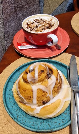 Rolo de canela at A Padoca in Porto