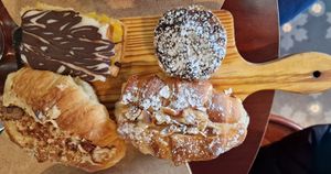 Napoleão, queque de feijão,  croissant de amêndoas e de kinder bueno at A Padoca in Porto