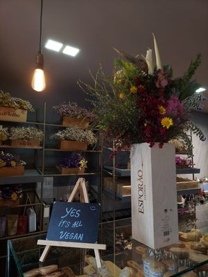 Melhor lugar para estar e deliciar-se da gastronomia Vegana... Adorei!🥰 at A Padoca in Porto
