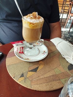 Salted caméra latté at A Padoca in Porto