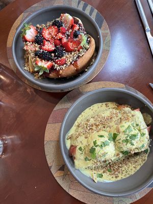 Eggs Benedict and French toast   at A Padoca in Porto