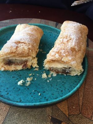 sintra pillow (disappointing) at A Padoca in Porto