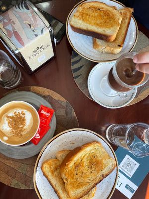 Torradas deliciosas at A Padoca in Porto