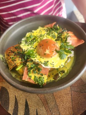 Eggs benedict at A Padoca in Porto