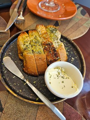 Garlic bread with butter at A Padoca in Porto