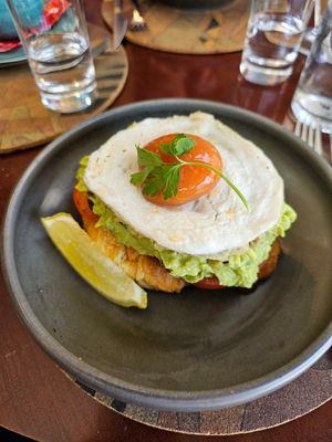 Avocado toast with gucamole at A Padoca in Porto