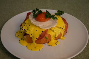 Ovos Benedict 100% vegan, com “ovo” vegetal, bacon fumado e molho holandês cremoso — sabor clássico, reinventado com alma plant-based. at A Padoca in Porto