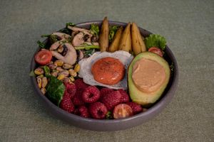O nosso “prato paleo”: verdes frescos, batata assada, cogumelos salteados, frutos vermelhos, “ovo” vegetal e creme de frutos secos. Energia pura!  at A Padoca in Porto