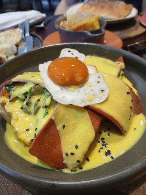 Eggs benedict at A Padoca in Porto