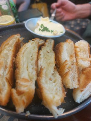 Croissant com manteiga at A Padoca in Porto