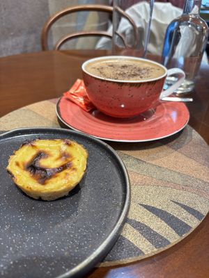 Schoko Capuccino (6€) & Pastel de Nata (2,50€)  at A Padoca in Porto