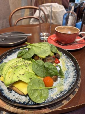 Avocado Toast mit Spinat & Pilzen (15€)  at A Padoca in Porto