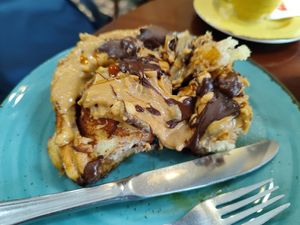 Cinnamon bun with peanut cream and chocolate at A Padoca in Porto