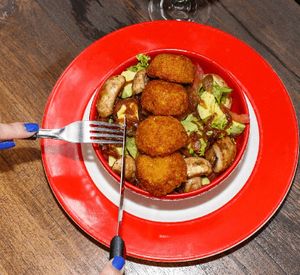 Bowl del Campo
Salad of lettuce, tomato, avocado, caramelized onion and garlic mushrooms, with vegan chickpea croquettes and broccoli. (You can order it with brown rice or quinoa) at Diverso Union de Cocinas in Medellin
