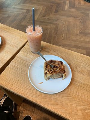 vegane Apfel Mandel Schnecke mit Iced Chai  at Zeit für Brot in Stuttgart