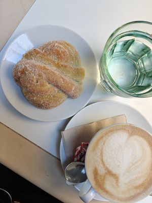 Pistaasipulla / pistachio bun and cappu with oatmilk at Cafe Metso in Tampere