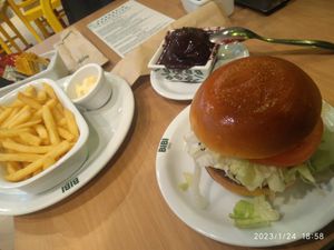 Hambúrguer do futuro defumado, batata frita e açaí at Bibi 1993 in Rio De Janeiro